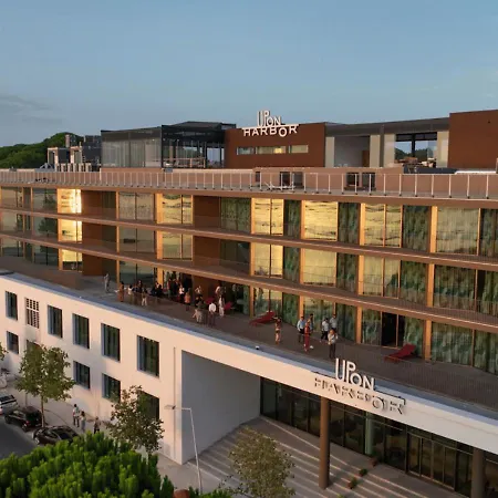 Hotel Upon Harbor - Bay Seixal (Setubal)