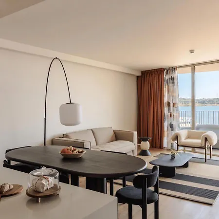 Upon Harbor - Bay 4* Seixal