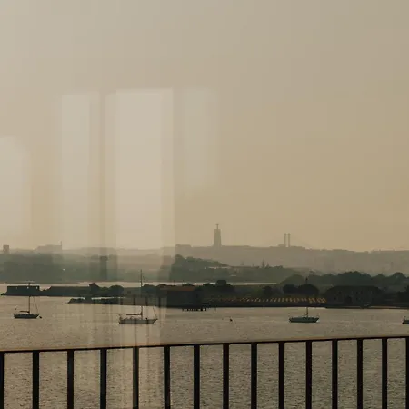 Hotel Upon Harbor - Bay Seixal (Setubal)