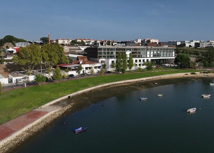 Hotel Upon Harbor - Bay Seixal (Setubal)